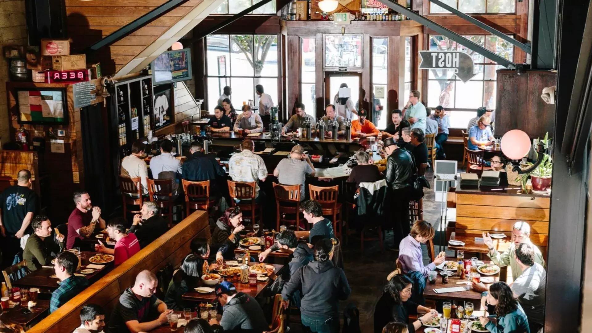 Os clientes comem e bebem na Cervejaria 21ª Emenda, em São Francisco.