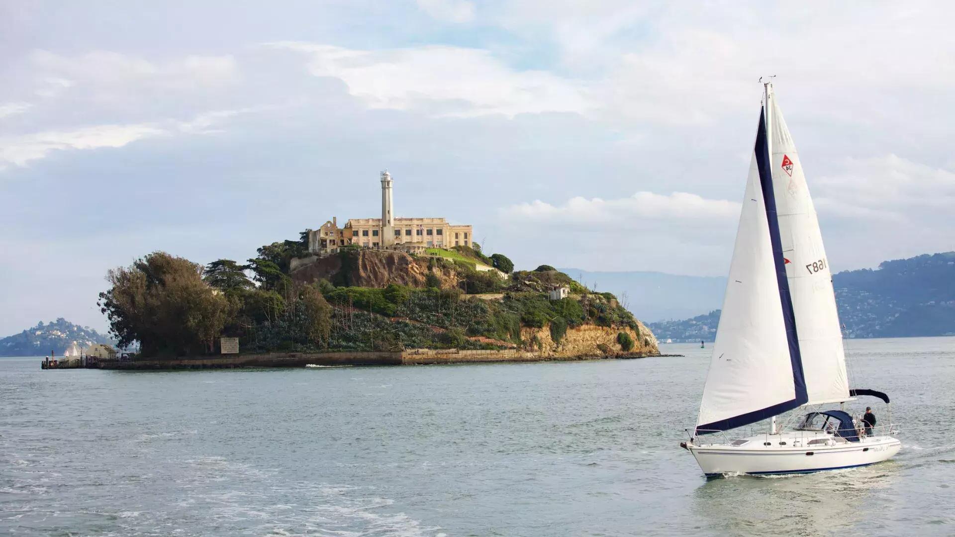 Um veleiro passa em frente à Ilha de Alcatraz, em São Francisco.