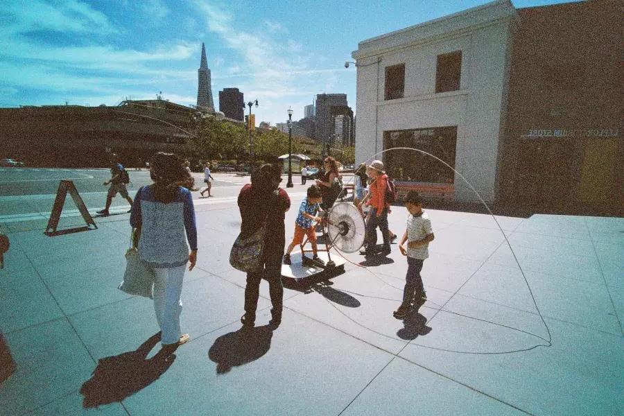 Enfants jouant à l’extérieur de l’Exploratorium