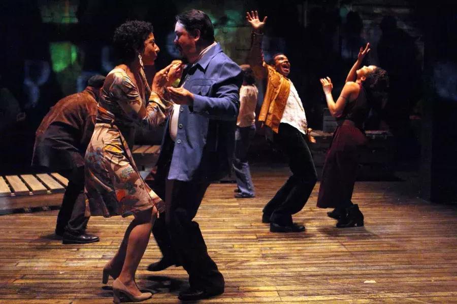 二十世纪的中场表演有人在"疯狂的强盗"的表演中跳舞."