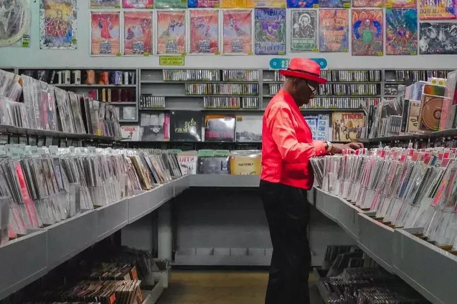 一名穿红夹克的男子在贝博体彩app的阿米巴唱片公司购买唱片.