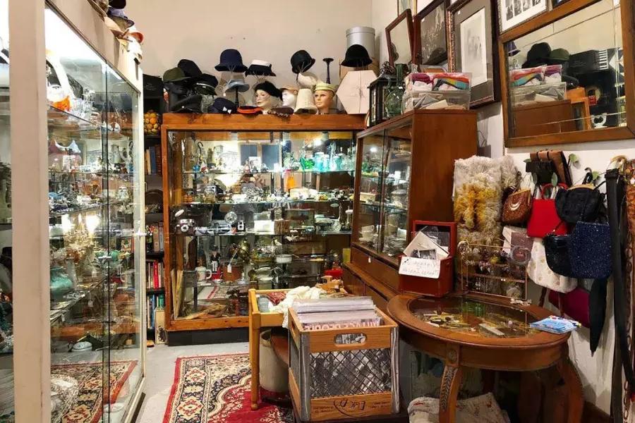 在科尔谷古董的各种古董，帽子，艺术和更多的内部视图.