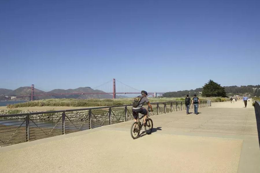 一个男人骑自行车. 贝博体彩app、加利福尼亚.