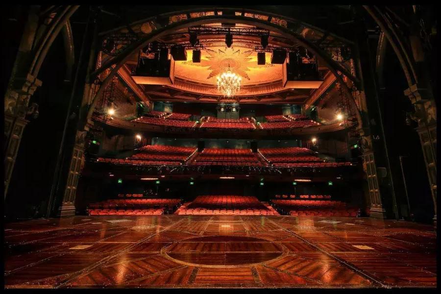 Interior do Teatro Curran visto do palco. São Francisco, Califórnia.