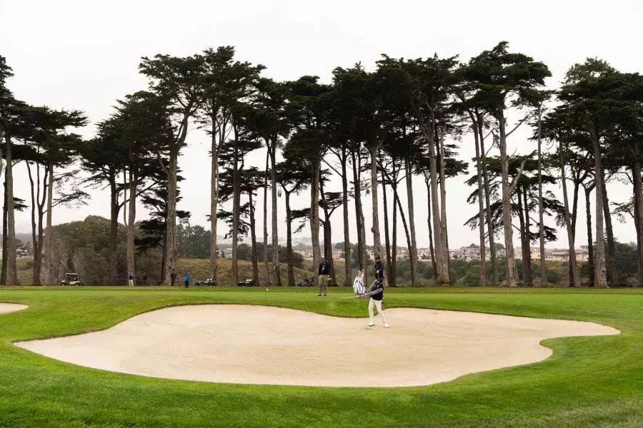 在加州贝博体彩appTPC哈丁公园高尔夫球场的沙箱里的高尔夫球手.