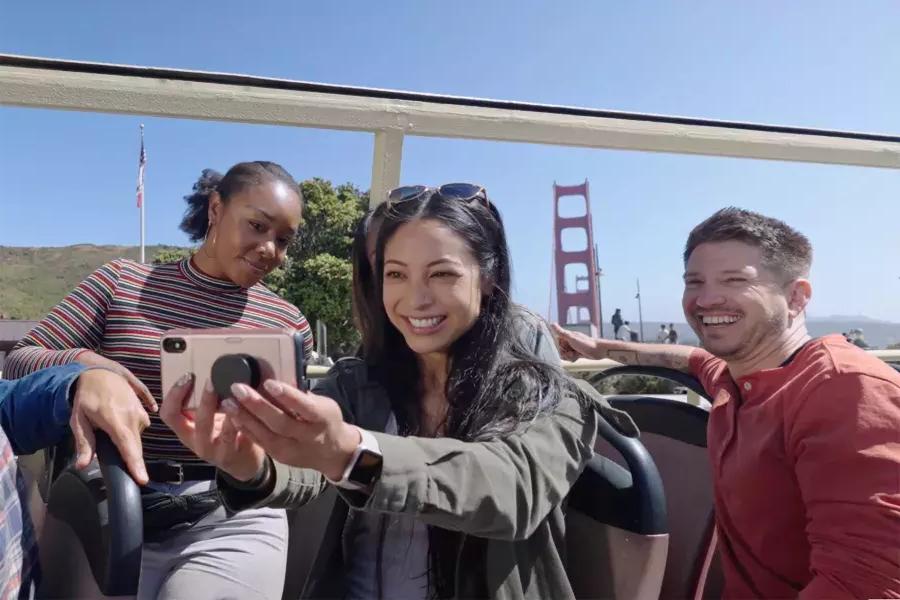 Eine Gruppe von Besuchern macht ein Selfie auf einer Bustour in der Nähe der Golden Gate Bridge. San Francisco, Kalifornien.