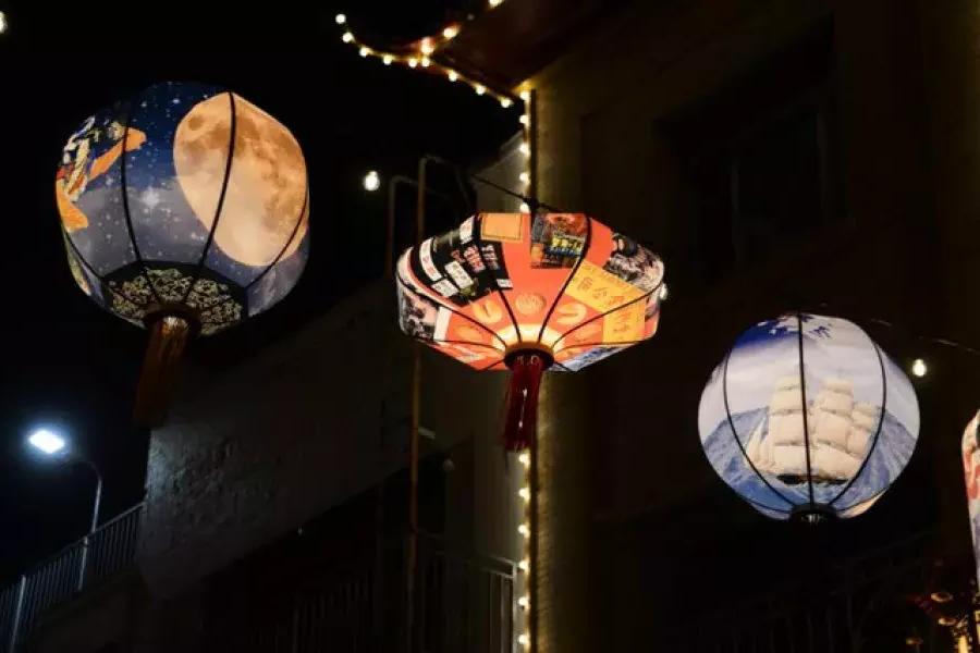 Lanternas brilham acima das ruas de Chinatown.