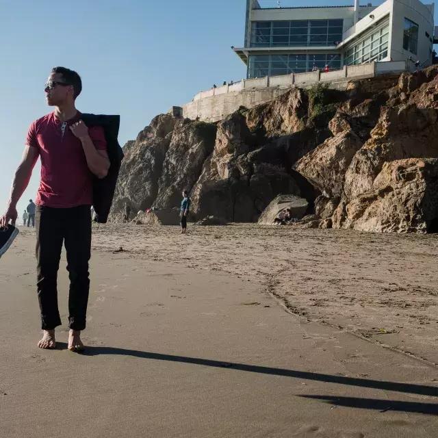 Nick Whittlesey descalço em Ocean Beach